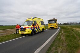 Auto van de weg langs afrit Westfrisiaweg bij Lutjebroek