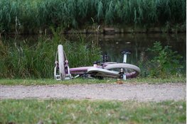 Hulpdiensten opgeroepen naar kinderfietsje naast de waterkant in Bovenkarspel