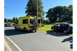 Brandweerhoogwerker in botsing met auto in Bovenkarspel
