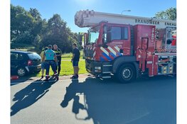 Brandweerhoogwerker in botsing met auto in Bovenkarspel