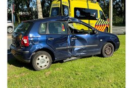 Brandweerhoogwerker in botsing met auto in Bovenkarspel