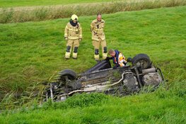 Auto te water in Venhuizen: bestuurder heeft engeltje op schouder