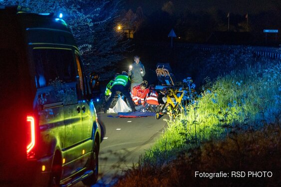 Fietser zwaargewond na val in Bovenkarpsel, traumahelikopter landt op strand