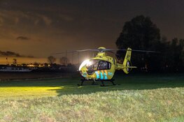 Fietser zwaargewond na val in Bovenkarpsel, traumahelikopter landt op strand
