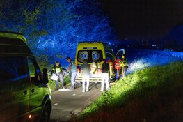 Fietser zwaargewond na val in Bovenkarpsel, traumahelikopter landt op strand