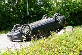 Auto belandt over de kop bij wegversmalling in Grootebroek