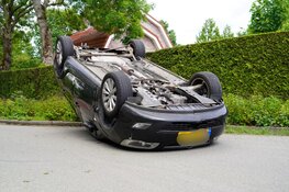 Auto belandt over de kop bij wegversmalling in Grootebroek