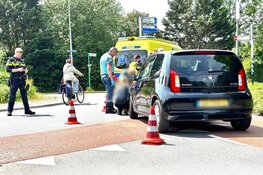 Fietsster gewond geraakt na aanrijding met auto op rotonde in Bovenkarspel