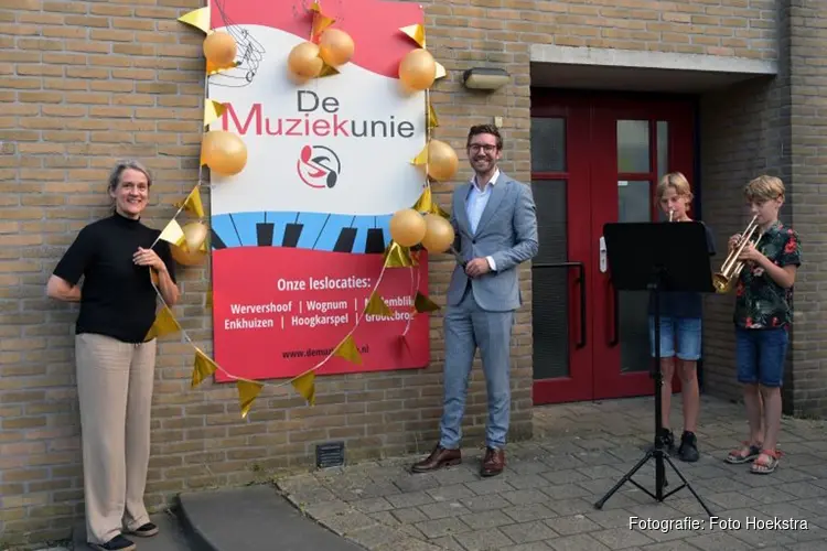 Nieuw gevelbord Muziekunie onthuld