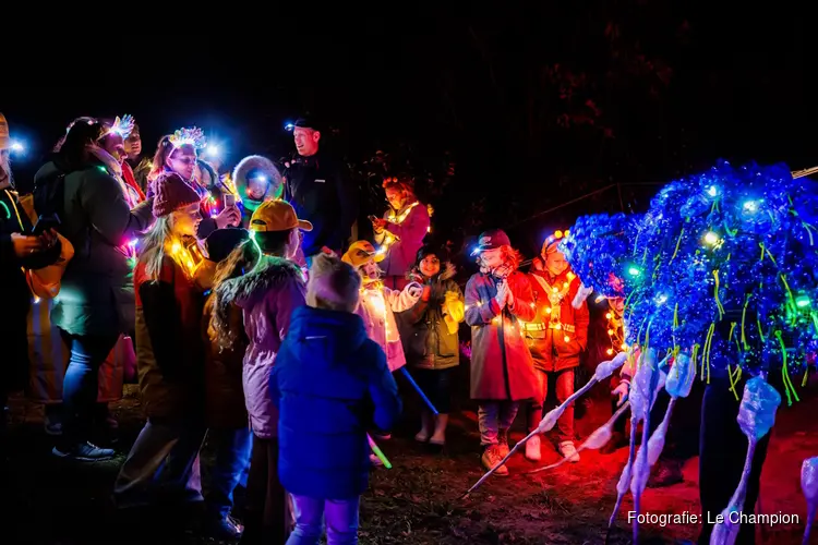 Fjoertoer Egmond laat recordaantal wandelaars griezelen met spectaculaire lichtacts