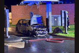 Auto vat vlam en raakt volledig verwoest bij McDonalds in Enkhuizen
