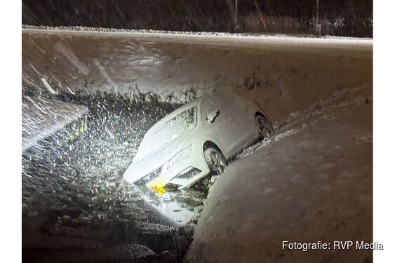 Automobilist te water geraakt door de gladheid langs de Voetakkers in Lutjebroek