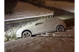 Automobilist te water geraakt door de gladheid langs de Voetakkers in Lutjebroek