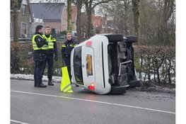 Auto belandt op zijkant in Grootebroek