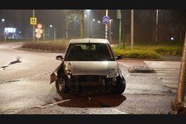 Automobilist schiet over rotonde en ramt lantaarnpaal