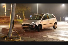 Automobilist schiet over rotonde en ramt lantaarnpaal