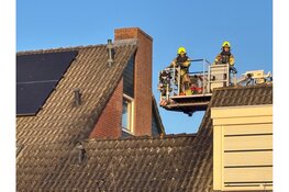 Brand op zolder van garage Bovenkarspel, brandweer schaalt op