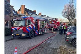 Brand op zolder van garage Bovenkarspel, brandweer schaalt op