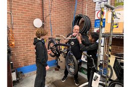 Leerlingen en politici klussen tijdens NLdoet in West-Friesland