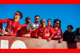 Uitzinnige menigte op de been bij huldiging van bekerwinnaar AZ