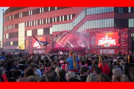 Uitzinnige menigte op de been bij huldiging van bekerwinnaar AZ