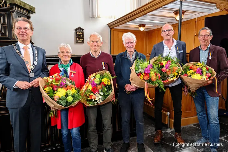 Per oldtimer naar een lintje: vijf inwoners onderscheiden in Stede Broec