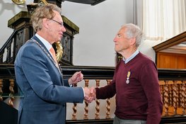 Per oldtimer naar een lintje: vijf inwoners onderscheiden in Stede Broec