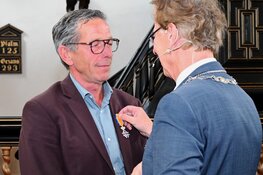 Per oldtimer naar een lintje: vijf inwoners onderscheiden in Stede Broec