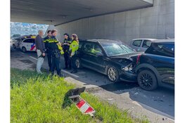 Aanhouding bij botsing tussen twee auto's op de Voetakkers (N506) in Lutjebroek