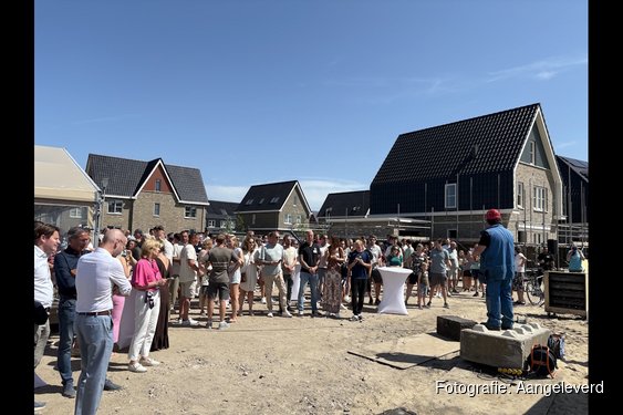 Feestelijke burenborrel laatste eiland Waterweide