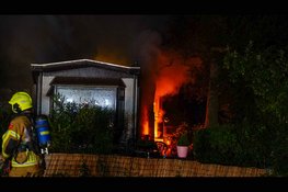 Blikseminslag zorgt voor felle brand in bungalowwoning in Venhuizen