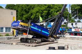 Heimachine kantelt tijdens bouwwerkzaamheden Bovenkarspel