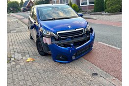Automobilist en bezorgscooter in botsing gekomen op de Pieter Janszoon Jongstraat in Lutjebroek