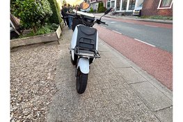 Automobilist en bezorgscooter in botsing gekomen op de Pieter Janszoon Jongstraat in Lutjebroek