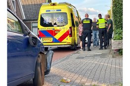 Automobilist en bezorgscooter in botsing gekomen op de Pieter Janszoon Jongstraat in Lutjebroek