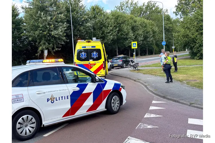Aanrijding tussen fietsster en auto in Grootebroek, diverse hulpdiensten ingezet