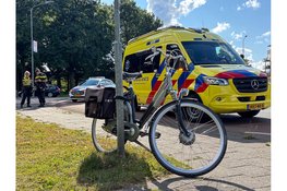 Aanrijding tussen fietsster en auto in Grootebroek, diverse hulpdiensten ingezet