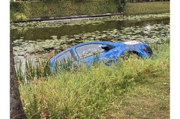 Auto te water op de Dirk Essenlaan in Grootebroek