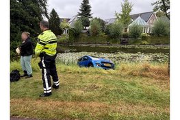 Auto te water op de Dirk Essenlaan in Grootebroek