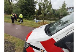 Auto te water op de Dirk Essenlaan in Grootebroek
