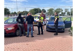 Aanrijding tussen twee auto’s op de Raadhuislaan in Grootebroek