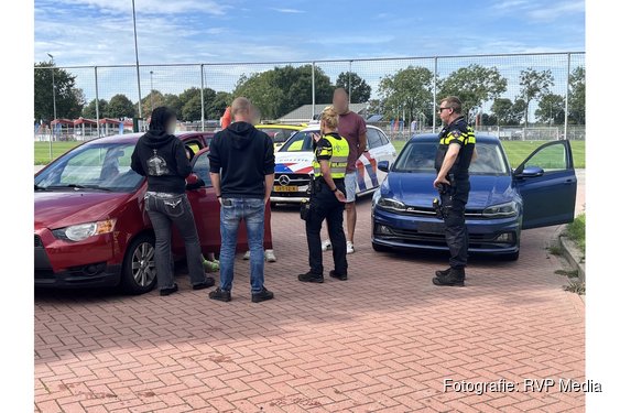 Aanrijding tussen twee auto’s op de Raadhuislaan in Grootebroek