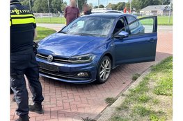 Aanrijding tussen twee auto’s op de Raadhuislaan in Grootebroek