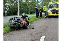 Aanrijding scooter met fietser op de Esdoornlaan in Grootebroek