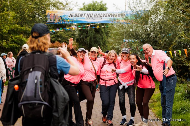 Duizenden roze stappen tussen Amsterdam en Zaandam tijdens hartverwarmende 22e Dam tot Dam Wandeltocht voor Pink Ribbon