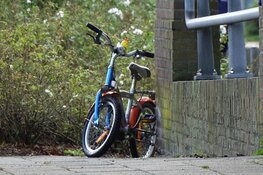 Kinderfiets langs sloot, duikactie opgezet