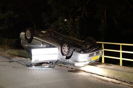 Auto op z&#39;n kop in Grootebroek