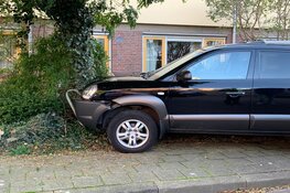 Auto tegen boom in voortuin in Grootebroek