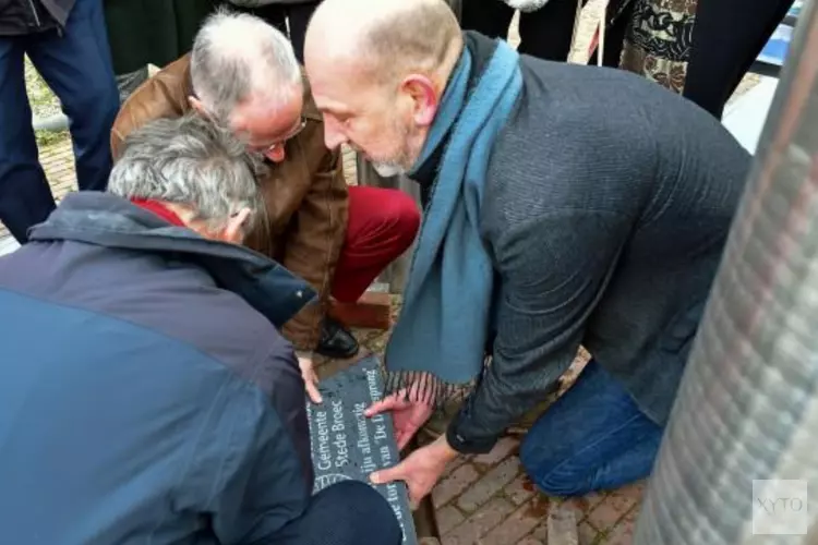 Steen met inscriptie gelegd bij Carillon Streekplein