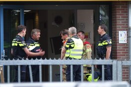 Auto rijdt schoolgebouw binnen in Grootebroek